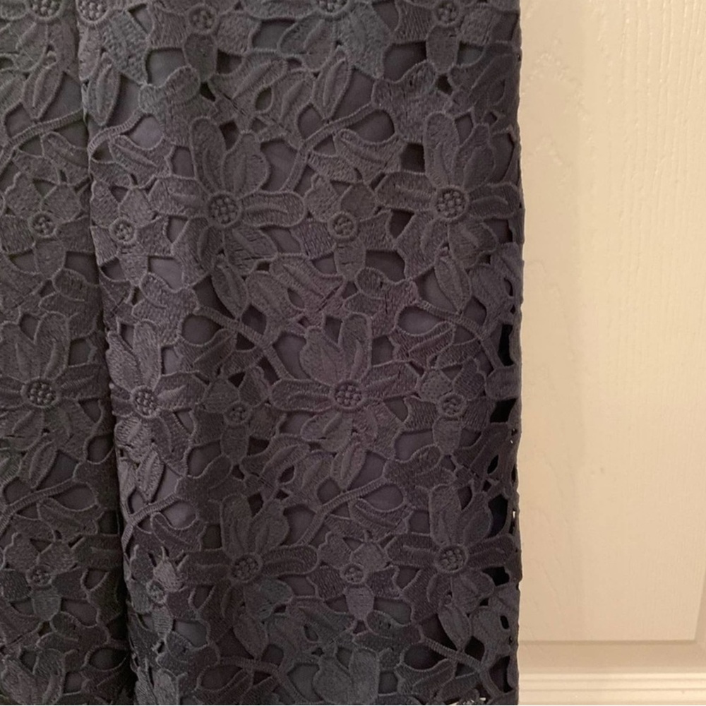 Banana Republic V-neck Lace Navy
Dress w/Pockets! size 2. NWT - Picture 4 of 6